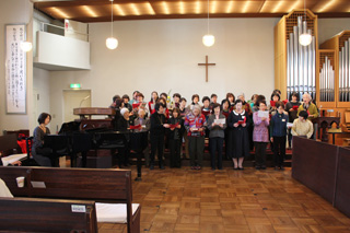 めぐみ会(婦人会)のクリスマスキャロルのようす