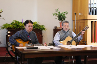 最後に牧師先生たちのギター演奏で締めくくりました。