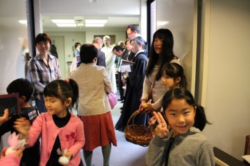 イースターエッグを配る子どもたち