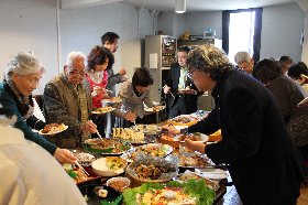 愛餐会では持ち寄った料理を食べます