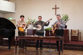 森田牧師らによる演奏