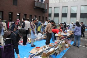 駐車場での雑貨売り場