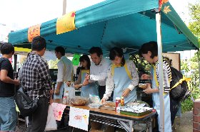 牧師も販売のお手伝い