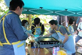 焼きそば作りに必死