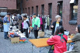 駐車場で古着販売
