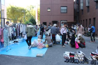 駐車場では古着や雑貨が売られていました