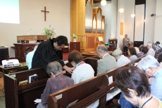 牧師から一人ひとり順番に祝福を受けます