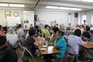 礼拝の後、ホールで昼食を食べました。