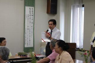 85歳になられた教会員に皆さんからの色紙が送られました