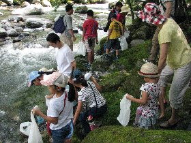 石を探しに川へ　冷たいっ！