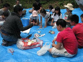 持って帰った石にペイントをしました