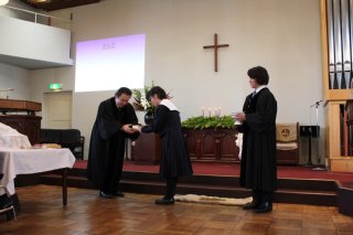 牧師~記念品の聖書がわたされました