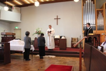 洗礼式です。後ろの方は役員の代表
