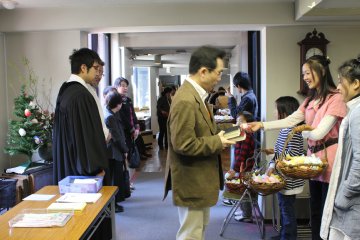 礼拝後、出口でイースターエッグを配っているところ