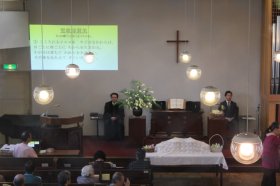 礼拝のようす
