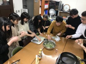 餃子作りのようす