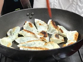 餃子を焼いているところ