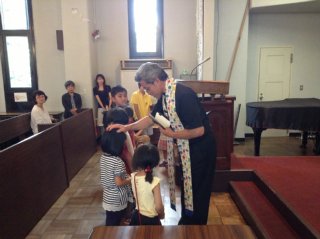 ひとりずつ祝福を受けているところ