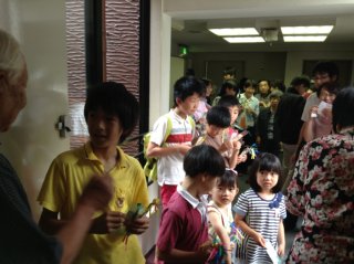 しおりを配っている子どもたち