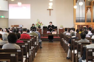 祝福式は草地牧師が行いました。