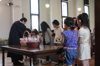 小さな子どもたちが祝福を受けているところ