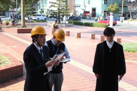 牧師は全員の安否を確認。