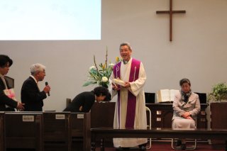 森田喜之牧師に感謝の記念品を贈りました
