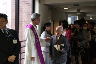 礼拝のあとで皆さんとの挨拶