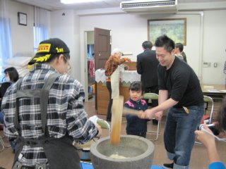 小さな子は大人と一緒につきました