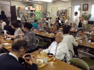 礼拝の後、ホールで昼食を食べました。