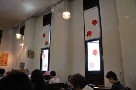 赤い花の絵が飾られました