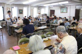 1階ホールでの愛餐会と報告会