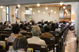 礼拝堂の後ろから