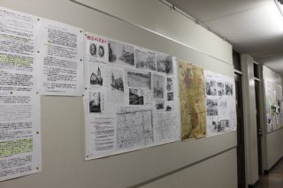 廊下に展示された資料