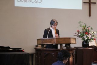 讃美歌を紹介しているところ